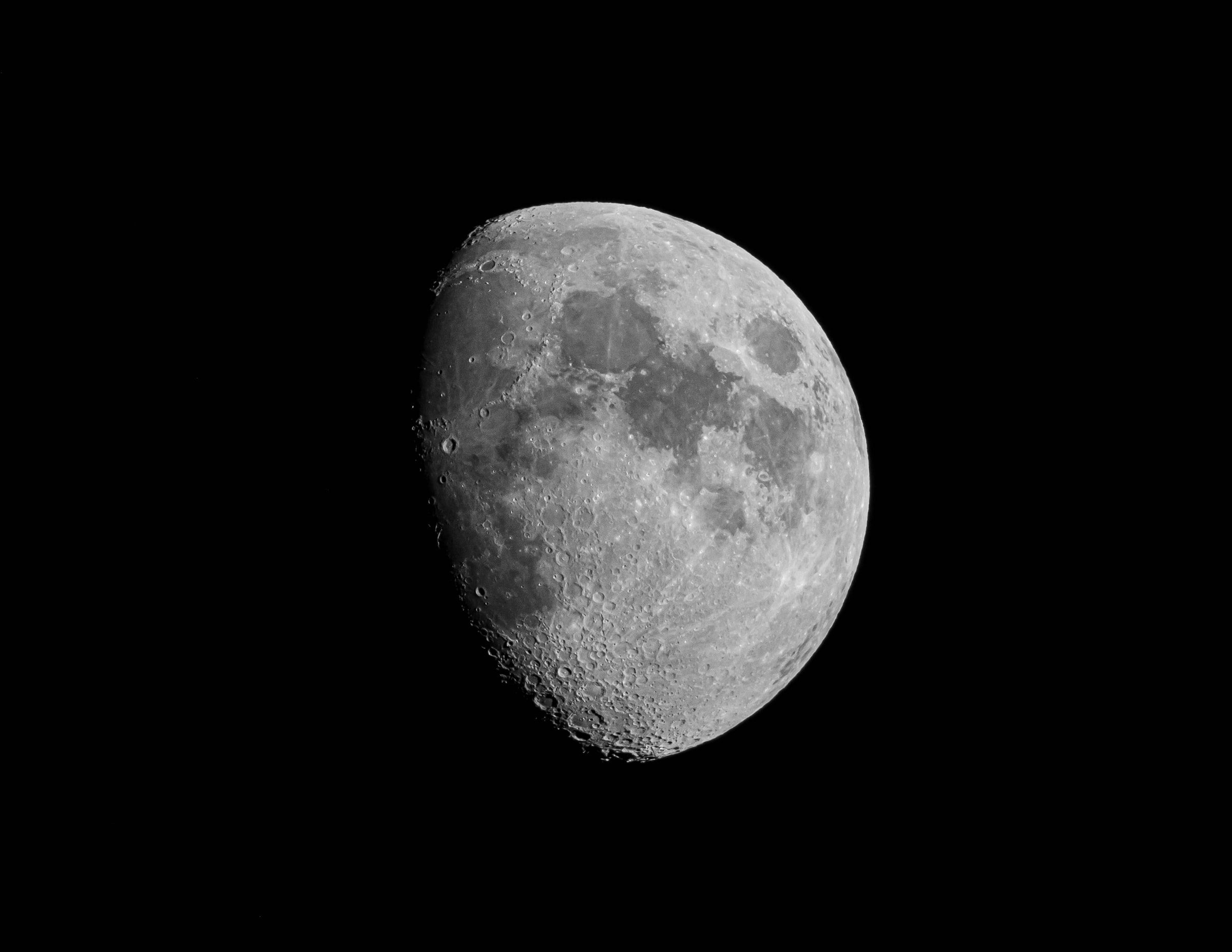 Gegenwärtige Mondphase vor schwarzem Hintergrund