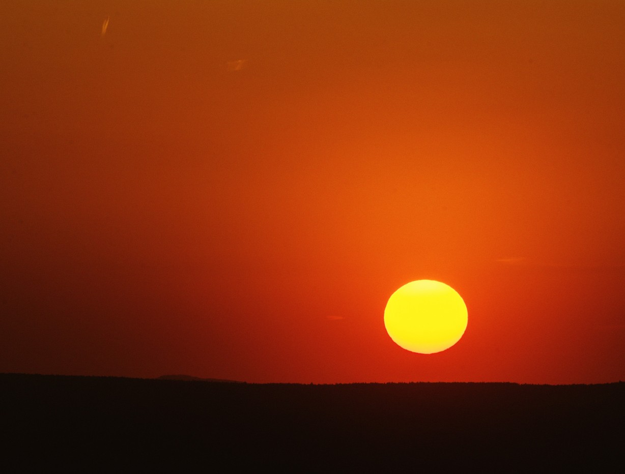 Gelben untergehenden Sonne am Abendhimmel